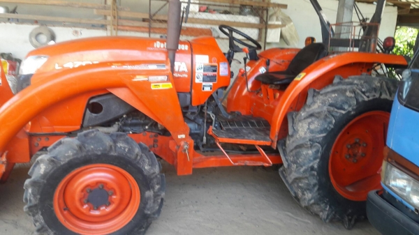 L4708 ปี55 4WD พร้อมอุปกรณ์ 3 ชิ้นโรตารี่ ผานหลัง ด้านหน้าและเล่มทะเบียน สวยพร้อมใช้งานคานโค้ง ขาย 355 000 สนใจเป็นเจ้าของโทร 083 733 5338 Dtac 063 6359 242 AIS