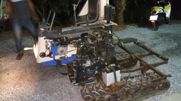 รถตีนตะขาบ ไอซากิ2สูบดีเซล13แรง เครื่องสภาพดีใหม่ ใช้งานไป700กว่าชั่วโมง