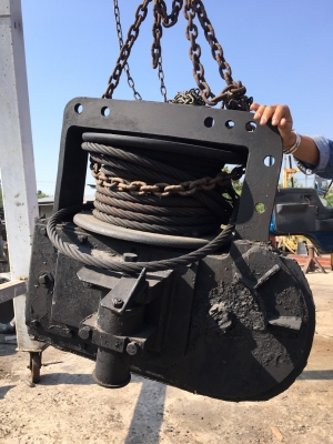 วิ๊นติดท้ายรถแทรคเตอร์  ตีนตะขาบ ยก - ลาก - ดึง  รับน้ำหนักได้ราว 80 ตัน