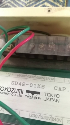 1,400 บ.โทร 083-2000058 LINE ID: line832923 หม้อแปลงไฟฟ้า ยี่ห้อ TOYOZUMI ขนาด 1KVA. แปลงไฟได้ทั้งสองด้าน 0 - 240 V. และ 0 - 440 V.  แล้วแต่เลือกใช้