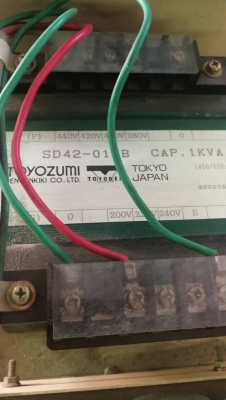 1,400 บ.โทร 083-2000058 LINE ID: line832923 หม้อแปลงไฟฟ้า ยี่ห้อ TOYOZUMI ขนาด 1KVA. แปลงไฟได้ทั้งสองด้าน 0 - 240 V. และ 0 - 440 V.  แล้วแต่เลือกใช้