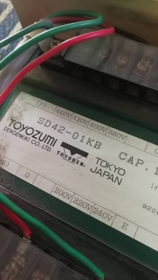1,400 บ.โทร 083-2000058 LINE ID: line832923 หม้อแปลงไฟฟ้า ยี่ห้อ TOYOZUMI ขนาด 1KVA. แปลงไฟได้ทั้งสองด้าน 0 - 240 V. และ 0 - 440 V.  แล้วแต่เลือกใช้