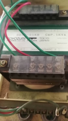 1,400 บ.โทร 083-2000058 LINE ID: line832923 หม้อแปลงไฟฟ้า ยี่ห้อ TOYOZUMI ขนาด 1KVA. แปลงไฟได้ทั้งสองด้าน 0 - 240 V. และ 0 - 440 V.  แล้วแต่เลือกใช้