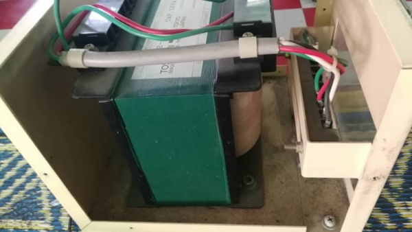 1,400 บ.โทร 083-2000058 LINE ID: line832923 หม้อแปลงไฟฟ้า ยี่ห้อ TOYOZUMI ขนาด 1KVA. แปลงไฟได้ทั้งสองด้าน 0 - 240 V. และ 0 - 440 V.  แล้วแต่เลือกใช้