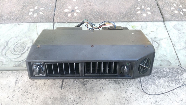 ขายตู้แอร์แขวนฟอมูล่าหน้าปรับได้ 1250 บาท