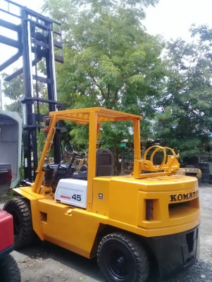 +++ ขายโฟล์คลิฟท์  KOMATSU FG 45  ขนาด  4.5  ตัน  เครื่องยนต์เบนซิน  แก๊ส  เสา  4  เมตร  เกียร์ธรรมดา  ล้อหน้าคู่  ยางตัน