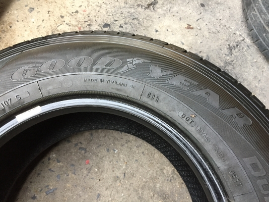 ยาง Goodyear 215-70-15 ปี 17 ครบชุด 4 เส้น 5500 สภาพสวยๆไม่บวมไม่กินข้าง ดอกยางเหลือเยอะเอาไปวิ่งกัน ยาง Goodyear 215-70-15 ปี 17 ครบชุด 4 เส้น 5500 สภาพสวยๆไม่บวมไม่กินข้าง ดอกยางเหลือเยอะเอาไปวิ่งกัน