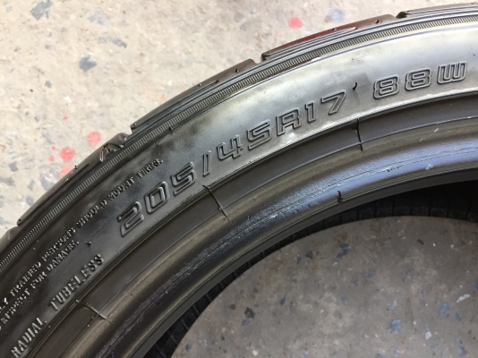 ยาง Dunlop 205-45-17 ปี 16 ครบชุด 4 เส้น 5000 สภาพสวยๆไม่บวมไม่กินข้าง ดอกยางเหลือเยอะเอาไปวิ่งกันใด้อีกยาวค่ะ ยาง Dunlop 205-45-17 ปี 16 ครบชุด 4 เส้น 5000 สภาพสวยๆไม่บวมไม่กินข้าง ดอกยางเหลือเยอะเอาไปวิ่งกันใด้อีกยาวค่ะ