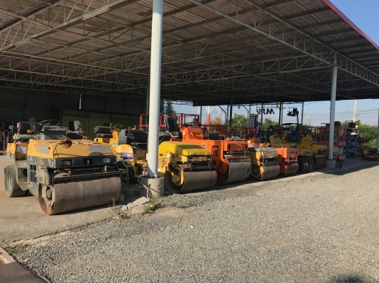 ขายรถบด2.5ตันKOMATSUรุ่นJV25CW-1นำเข้าญี่ปุ่นไม่เคยใช้งานในไทย หน้าเหล็กหลังยาง ขับ2เพลาเอวอ่อน  เครื่องKOMATSU 3สูบ สภาพดีพร้อมใช้งาน มีให้เลือกหลายคันหลายขนาด Line:Jiraroj2909