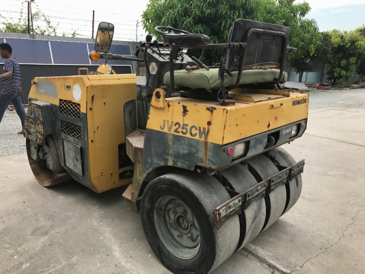 ขายรถบด2.5ตันKOMATSUรุ่นJV25CW-1นำเข้าญี่ปุ่นไม่เคยใช้งานในไทย หน้าเหล็กหลังยาง ขับ2เพลาเอวอ่อน  เครื่องKOMATSU 3สูบ สภาพดีพร้อมใช้งาน มีให้เลือกหลายคันหลายขนาด Line:Jiraroj2909