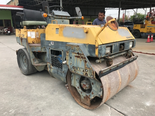 ขายรถบด2.5ตันKOMATSUรุ่นJV25CW-1นำเข้าญี่ปุ่นไม่เคยใช้งานในไทย หน้าเหล็กหลังยาง ขับ2เพลาเอวอ่อน  เครื่องKOMATSU 3สูบ สภาพดีพร้อมใช้งาน มีให้เลือกหลายคันหลายขนาด Line:Jiraroj2909