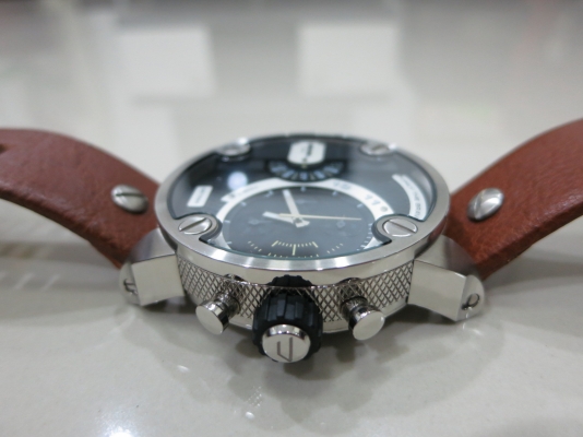 ลดราคา-นาฬิกา Diesel สายหนัง รุ่น D27264 สีน้ำตาล ของแท้ สภาพใหม่มาก ส่งฟรี