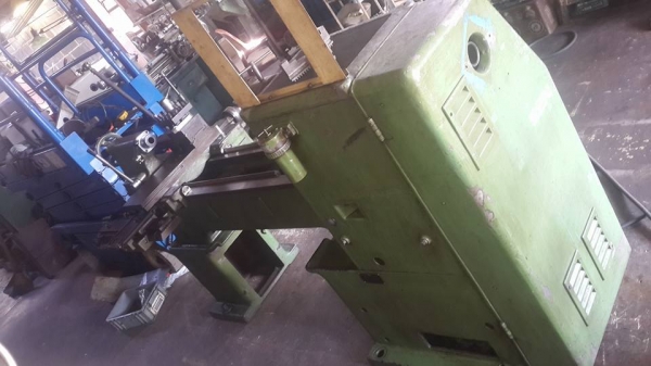 เครื่องกลึง mazak 7 ฟุต พร้อมชุดกลึงเรียว พร้อมใช้ 95000 บาท