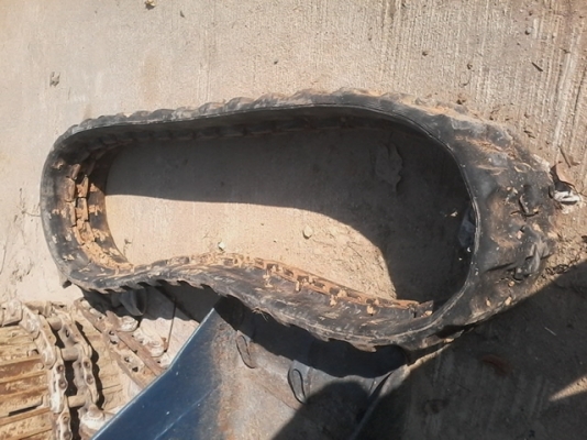 ขายแทรคยางรถขุดเล็ก komatsu pc10-6 หน้ากว้าง 270x5.5x37 ข้อ ข้อถี่ ขาย9,000 บาท