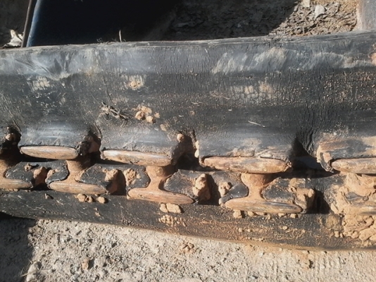 ขายแทรคยางรถขุดเล็ก komatsu pc10-6 หน้ากว้าง 270x5.5x37 ข้อ ข้อถี่ ขาย9,000 บาท