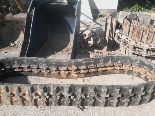 ขายแทรคยางรถขุดเล็ก komatsu pc10-6 หน้ากว้าง 270x5.5x37 ข้อ ข้อถี่ ขาย9,000 บาท