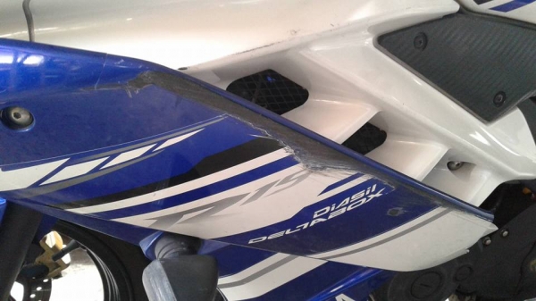 ขาย Yamaha R15 ปี 58 รถเครื่องดีเดิมๆ ไม่ดัง ไม่หลวม ยางนอกหน้าและหลังมิชลินดอกเต็มอยู่ ภายนอกไม่สวยมีรอยล้มทั้งสองฝั่งซ้ายและขวา ตามรูป กันร้อนท่อไอเสียมีรอย,กระจกส่งหลังข้างซ้ายร้าว,เปลี่ยนชุดสีก็สวย หรือทำสีใหม่ ** เน้นขายตามมสภาพเอาไปเก็บงานเอาเอง ขอข