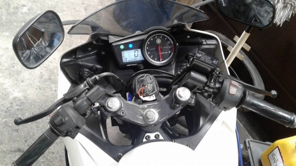 ขาย Yamaha R15 ปี 58 รถเครื่องดีเดิมๆ ไม่ดัง ไม่หลวม ยางนอกหน้าและหลังมิชลินดอกเต็มอยู่ ภายนอกไม่สวยมีรอยล้มทั้งสองฝั่งซ้ายและขวา ตามรูป กันร้อนท่อไอเสียมีรอย,กระจกส่งหลังข้างซ้ายร้าว,เปลี่ยนชุดสีก็สวย หรือทำสีใหม่ ** เน้นขายตามมสภาพเอาไปเก็บงานเอาเอง ขอข