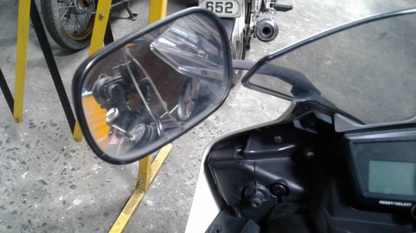 ขาย Yamaha R15 ปี 58 รถเครื่องดีเดิมๆ ไม่ดัง ไม่หลวม ยางนอกหน้าและหลังมิชลินดอกเต็มอยู่ ภายนอกไม่สวยมีรอยล้มทั้งสองฝั่งซ้ายและขวา ตามรูป กันร้อนท่อไอเสียมีรอย,กระจกส่งหลังข้างซ้ายร้าว,เปลี่ยนชุดสีก็สวย หรือทำสีใหม่ ** เน้นขายตามมสภาพเอาไปเก็บงานเอาเอง ขอข