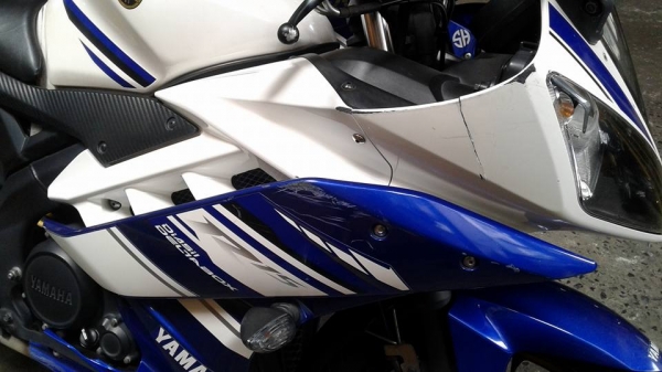 ขาย Yamaha R15 ปี 58 รถเครื่องดีเดิมๆ ไม่ดัง ไม่หลวม ยางนอกหน้าและหลังมิชลินดอกเต็มอยู่ ภายนอกไม่สวยมีรอยล้มทั้งสองฝั่งซ้ายและขวา ตามรูป กันร้อนท่อไอเสียมีรอย,กระจกส่งหลังข้างซ้ายร้าว,เปลี่ยนชุดสีก็สวย หรือทำสีใหม่ ** เน้นขายตามมสภาพเอาไปเก็บงานเอาเอง ขอข