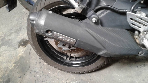 ขาย Yamaha R15 ปี 58 รถเครื่องดีเดิมๆ ไม่ดัง ไม่หลวม ยางนอกหน้าและหลังมิชลินดอกเต็มอยู่ ภายนอกไม่สวยมีรอยล้มทั้งสองฝั่งซ้ายและขวา ตามรูป กันร้อนท่อไอเสียมีรอย,กระจกส่งหลังข้างซ้ายร้าว,เปลี่ยนชุดสีก็สวย หรือทำสีใหม่ ** เน้นขายตามมสภาพเอาไปเก็บงานเอาเอง ขอข