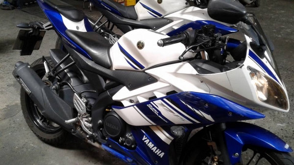 ขาย Yamaha R15 ปี 58 รถเครื่องดีเดิมๆ ไม่ดัง ไม่หลวม ยางนอกหน้าและหลังมิชลินดอกเต็มอยู่ ภายนอกไม่สวยมีรอยล้มทั้งสองฝั่งซ้ายและขวา ตามรูป กันร้อนท่อไอเสียมีรอย,กระจกส่งหลังข้างซ้ายร้าว,เปลี่ยนชุดสีก็สวย หรือทำสีใหม่ ** เน้นขายตามมสภาพเอาไปเก็บงานเอาเอง ขอข