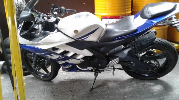 ขาย Yamaha R15 ปี 58 รถเครื่องดีเดิมๆ ไม่ดัง ไม่หลวม ยางนอกหน้าและหลังมิชลินดอกเต็มอยู่ ภายนอกไม่สวยมีรอยล้มทั้งสองฝั่งซ้ายและขวา ตามรูป กันร้อนท่อไอเสียมีรอย,กระจกส่งหลังข้างซ้ายร้าว,เปลี่ยนชุดสีก็สวย หรือทำสีใหม่ ** เน้นขายตามมสภาพเอาไปเก็บงานเอาเอง ขอข