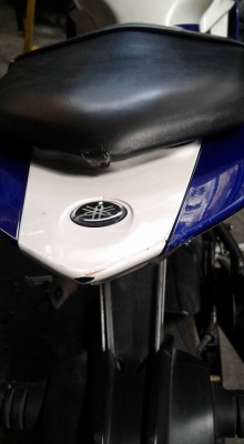 ขาย Yamaha R15 ปี 58 รถเครื่องดีเดิมๆ ไม่ดัง ไม่หลวม ยางนอกหน้าและหลังมิชลินดอกเต็มอยู่ ภายนอกไม่สวยมีรอยล้มทั้งสองฝั่งซ้ายและขวา ตามรูป กันร้อนท่อไอเสียมีรอย,กระจกส่งหลังข้างซ้ายร้าว,เปลี่ยนชุดสีก็สวย หรือทำสีใหม่ ** เน้นขายตามมสภาพเอาไปเก็บงานเอาเอง ขอข