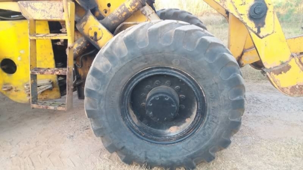 ขาย 295,000 รถตักล้อยางเอวอ่อน KOMATSU JH 63 เครื่องดี เกียร์ทอคร์แรง เอวแน่น ยางดี ต่อแขนแล้ว  บุ้งกี้ตัก 2.5 คิว รถสวยพร้อมใช้ รถอยู่ พนมสารคาม 090-772-3710 090-772-3708