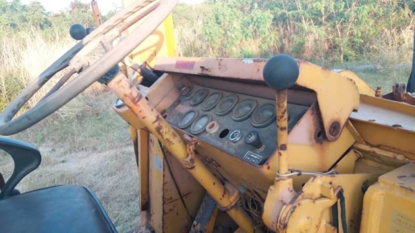 ขาย 295,000 รถตักล้อยางเอวอ่อน KOMATSU JH 63 เครื่องดี เกียร์ทอคร์แรง เอวแน่น ยางดี ต่อแขนแล้ว  บุ้งกี้ตัก 2.5 คิว รถสวยพร้อมใช้ รถอยู่ พนมสารคาม 090-772-3710 090-772-3708