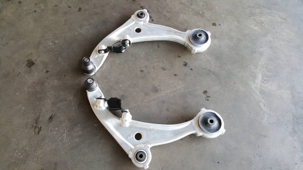 ขายปีกนกล่างนิสสันเทียน่า j32