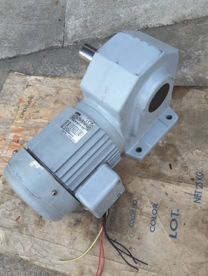 มอเตอร์เกียร์ 100:1 ไฟ 3 เฟส ยี่ห้อ GTR