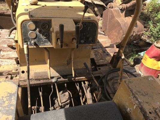 ขายรถแทรกเตอร์ CAT D4E ราคา.320,000 เกียร์ตัด ตีนเป็ด ผานดันปรับระดับได้ รถใช้งานได้ ช่วงล้างพร้อมใช้ เครื่องแรง ฝาบาง เกียร์นิ้ม สนใจโทร 081-3531946 ต่อ.บางนา &amp; ไอร์ดีลาย รถอยู่ กทม