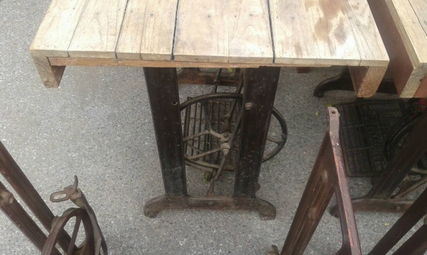 โต๊ะขาจักรไม้สัก