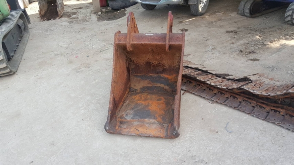 ขายบุ้งกี๋ สำหรับรถขุด 100-120 ใช้กับงานขุดร่อง ปากกว้าง67 cm  สลัก60mm  ขาย 9,500 บาท