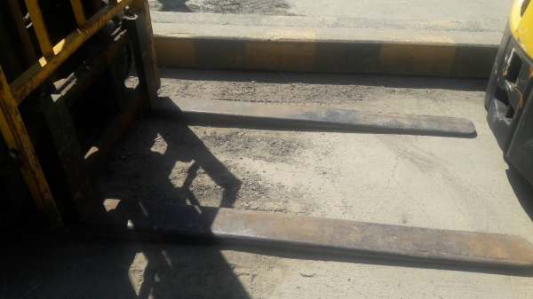 รถยกขนาด 2.5 ตัน ยางตัน  ยี่ห้อ TCM  เชื้อเพลิง  ดีเซล เครื่อง ISUZU รุ่น   FHD25Z  4สูบ เก่านอก นำเข้าจากประเทศ ญี่ปุ่น  ขายราคา220,000บาท