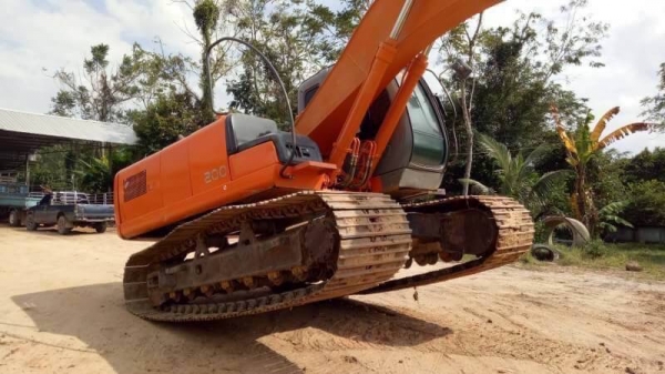 ขาย 1,050,000 บาท HITACHI ZX200-1 ทำงาน 14,xxx ชม เครื่องดี ปั้มแรง โช่หนา เอวแน่น ไฟฟ้า ครบ เอกสารเ