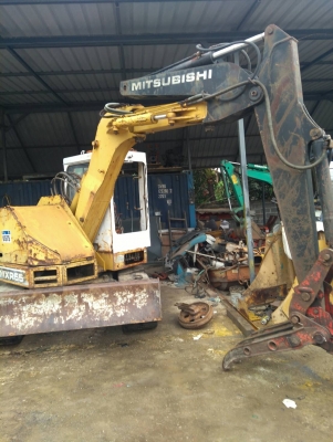 รถแบคโฮ MITSUBISHI MXR55 พร้อมหัวคีบ รถเก่านอกพึ่งนำเข้ามา ยังไม่เคยใช้งานในไทย เครื่องดี ปั๊มแรง โซ่หนา เอวแน่น สภาพดี พร้อมใช้งาน  มีเอกสารใบอินวอยซ์