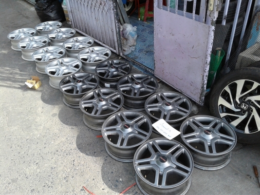 แม็ก New D-Max 1.9 ขอบ 16 สีบรอนส์ และ เทาดำ  สภาพสวยๆ ไม่คดไม่ดุ้ง ไม่เคยเก็บงาน มีรอยเล็กน้อย ราคา 4,500 บาท