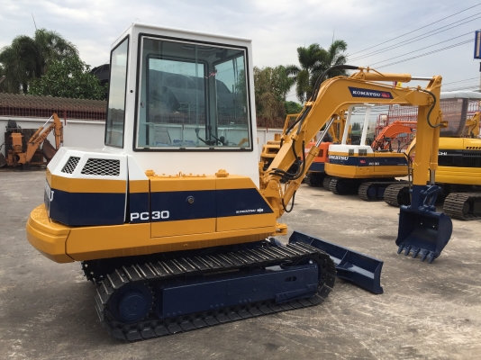 รถขุด Komatsu PC30-5 มือสอง นำเข้าจากญี่ปุ่น ทำสีใหม่ พร้อมใช้งาน รถขุด Komatsu PC30-5 มือสอง นำเข้าจากญี่ปุ่น ทำสีใหม่ พร้อมใช้งาน