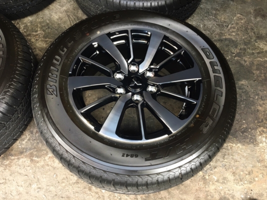 แม็กป้ายแดง Mitsu Pajero Sport ตัวท๊อป ขอบ 18 พร้อมยางป้ายแดง 265-60-18 Bridgestone ปี 17 ตุ่มอลัง เส้นสีชัดๆ