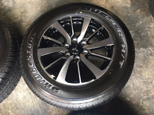 แม็กป้ายแดง Mitsu Pajero Sport ตัวท๊อป ขอบ 18 พร้อมยางป้ายแดง 265-60-18 Bridgestone ปี 17 ตุ่มอลัง เส้นสีชัดๆ