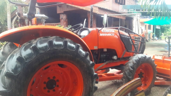 ขายรถไถ M6040 สภาพรถสวยพร้อมใช้ พร้อมอุปกรณ์หน้าและหลัง มีเล่มพร้อมโอนครับ ขายรถไถ M6040 สภาพรถสวยพร้อมใช้ พร้อมอุปกรณ์หน้าและหลัง มีเล่มพร้อมโอนครับ