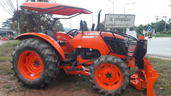 ขายรถไถ M6040 สภาพรถสวยพร้อมใช้ พร้อมอุปกรณ์หน้าและหลัง มีเล่มพร้อมโอนครับ ขายรถไถ M6040 สภาพรถสวยพร้อมใช้ พร้อมอุปกรณ์หน้าและหลัง มีเล่มพร้อมโอนครับ