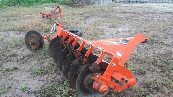 ขายรถไถ M6040 สภาพรถสวยพร้อมใช้ พร้อมอุปกรณ์หน้าและหลัง มีเล่มพร้อมโอนครับ ขายรถไถ M6040 สภาพรถสวยพร้อมใช้ พร้อมอุปกรณ์หน้าและหลัง มีเล่มพร้อมโอนครับ