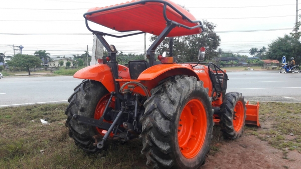 ขายรถไถ M6040 สภาพรถสวยพร้อมใช้ พร้อมอุปกรณ์หน้าและหลัง มีเล่มพร้อมโอนครับ ขายรถไถ M6040 สภาพรถสวยพร้อมใช้ พร้อมอุปกรณ์หน้าและหลัง มีเล่มพร้อมโอนครับ