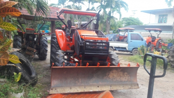 ขายรถไถ M6040 สภาพรถสวยพร้อมใช้ พร้อมอุปกรณ์หน้าและหลัง มีเล่มพร้อมโอนครับ ขายรถไถ M6040 สภาพรถสวยพร้อมใช้ พร้อมอุปกรณ์หน้าและหลัง มีเล่มพร้อมโอนครับ