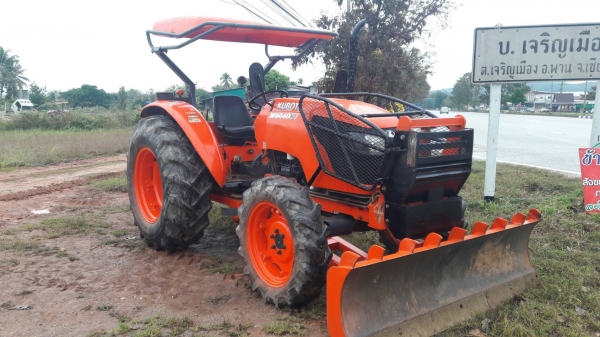 ขายรถไถ M6040 สภาพรถสวยพร้อมใช้ พร้อมอุปกรณ์หน้าและหลัง มีเล่มพร้อมโอนครับ ขายรถไถ M6040 สภาพรถสวยพร้อมใช้ พร้อมอุปกรณ์หน้าและหลัง มีเล่มพร้อมโอนครับ