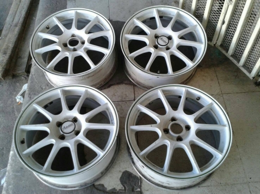 ล้อแม็กขอบ17นื้ว4รู100 ชุดนี้สมบูรณ์พร้อมใช้ ราคา 3900 บาท