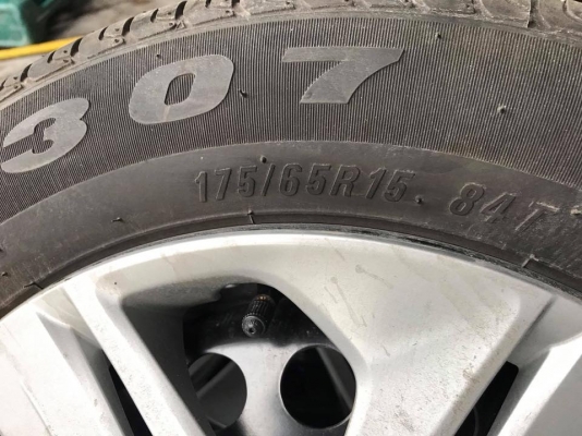 กะทะพร้อมยาง HONDA JAZZ ขอบ15 MAXXIS 175-65-15 ปี17 ชุดละ 4,400 บาท